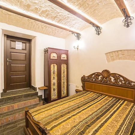 Apartments On Valova 16, On Market Square Lviv Eksteriør billede